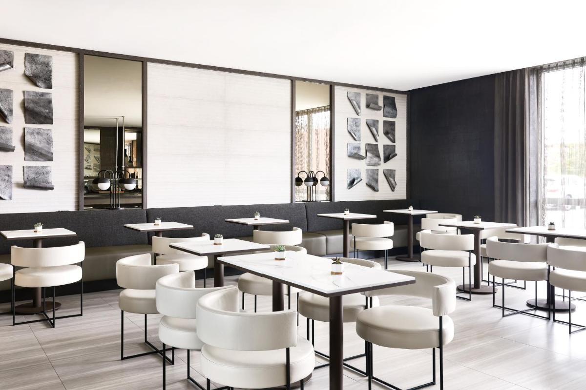 Отель AC Hotel by Marriott Miami Airport West/Doral