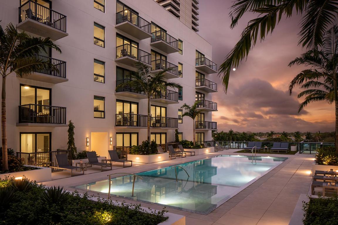 Отель AKA West Palm
