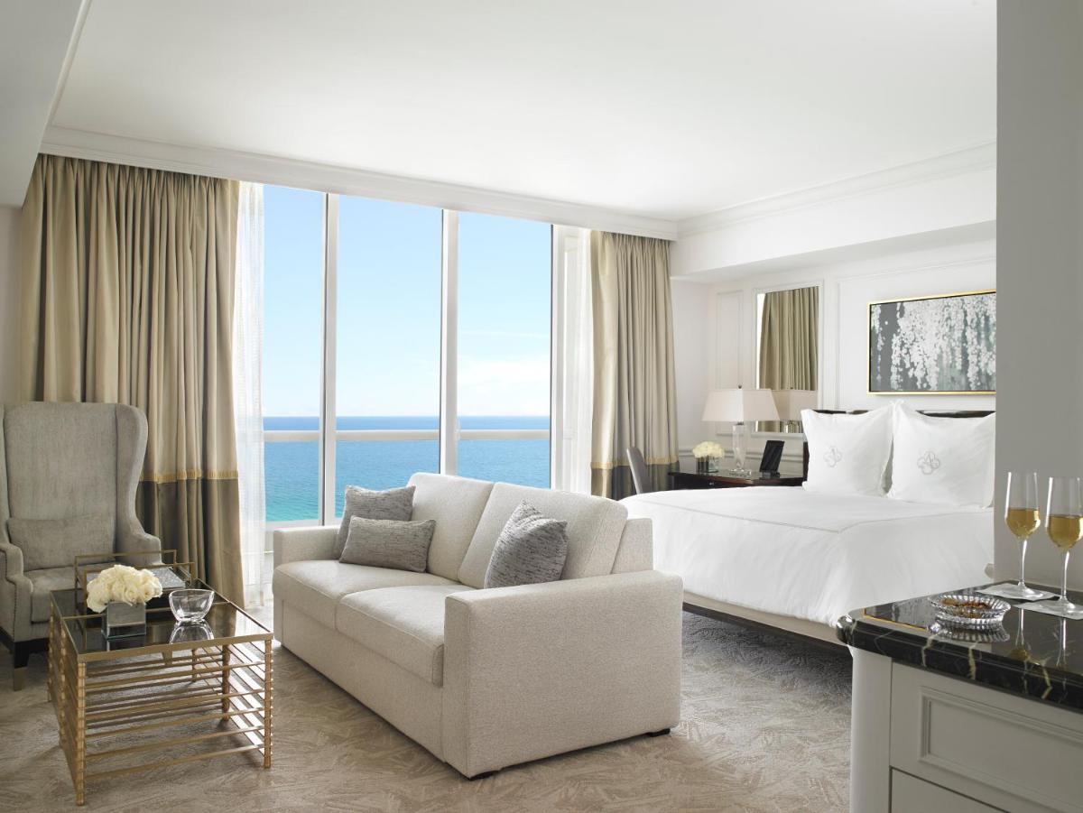 Отель Acqualina Resort and Residences