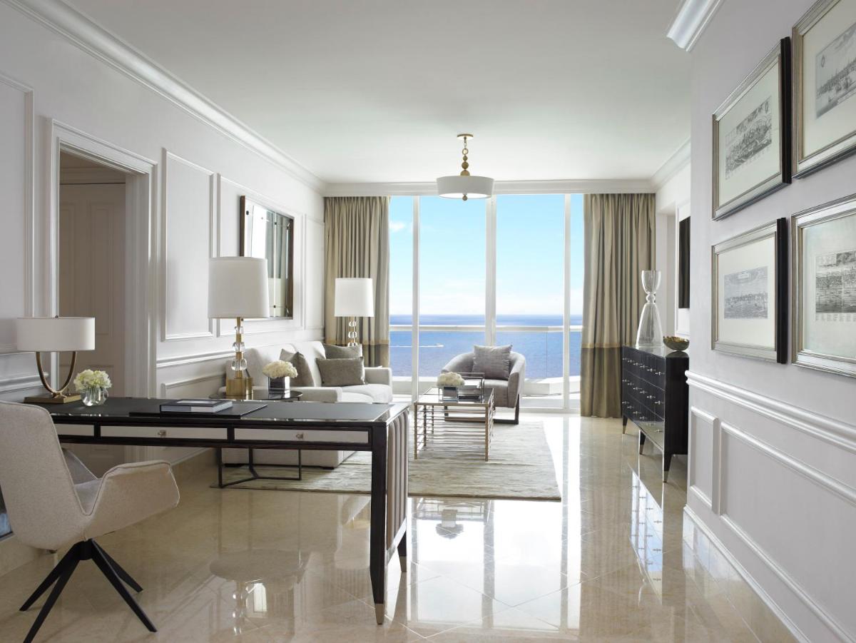 Отель Acqualina Resort and Residences