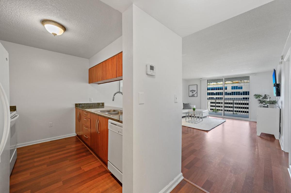 Апартаменты Amazing Brickell Unit With City Views & Free Parking