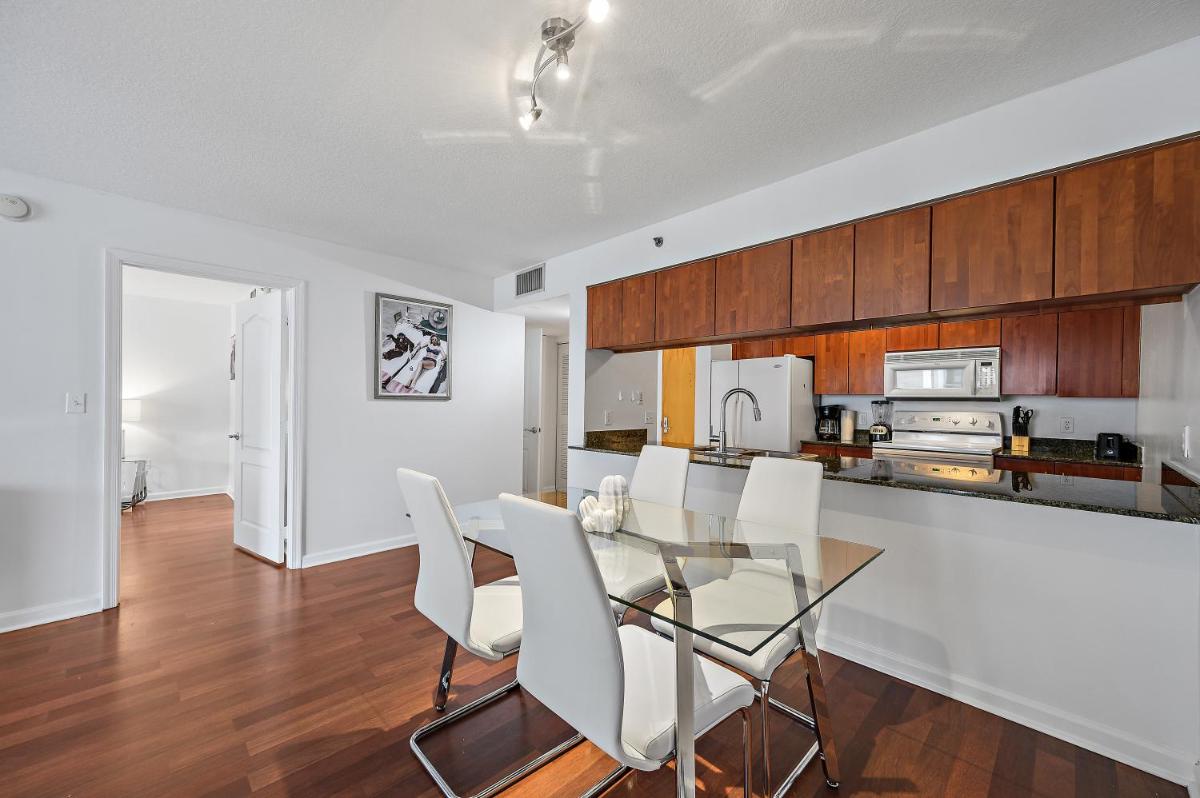 Апартаменты Amazing Brickell Unit With City Views & Free Parking