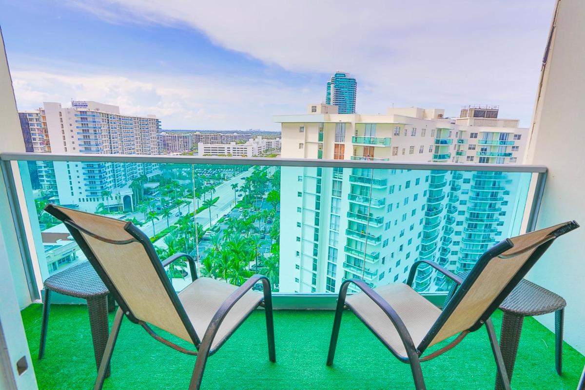 Апартаменты Beautiful penthouse condo with stunning views of both ocean and city