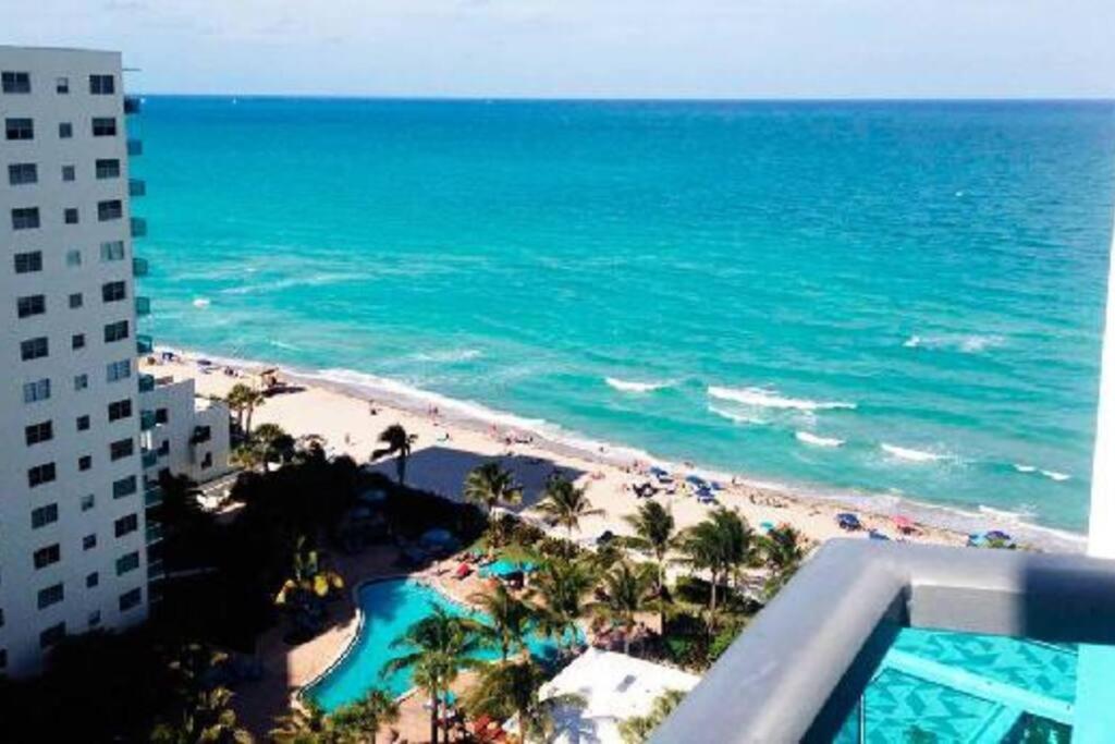 Апартаменты Beautiful penthouse condo with stunning views of both ocean and city