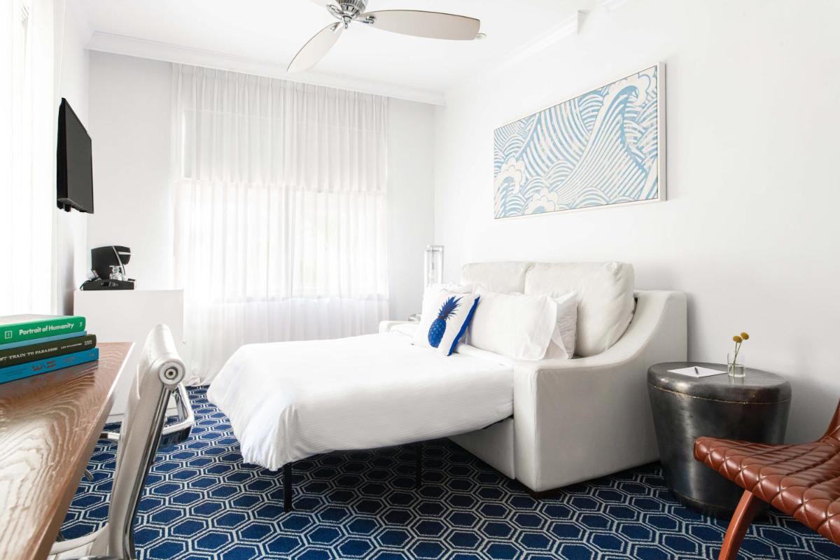 Отель Blue Moon Hotel