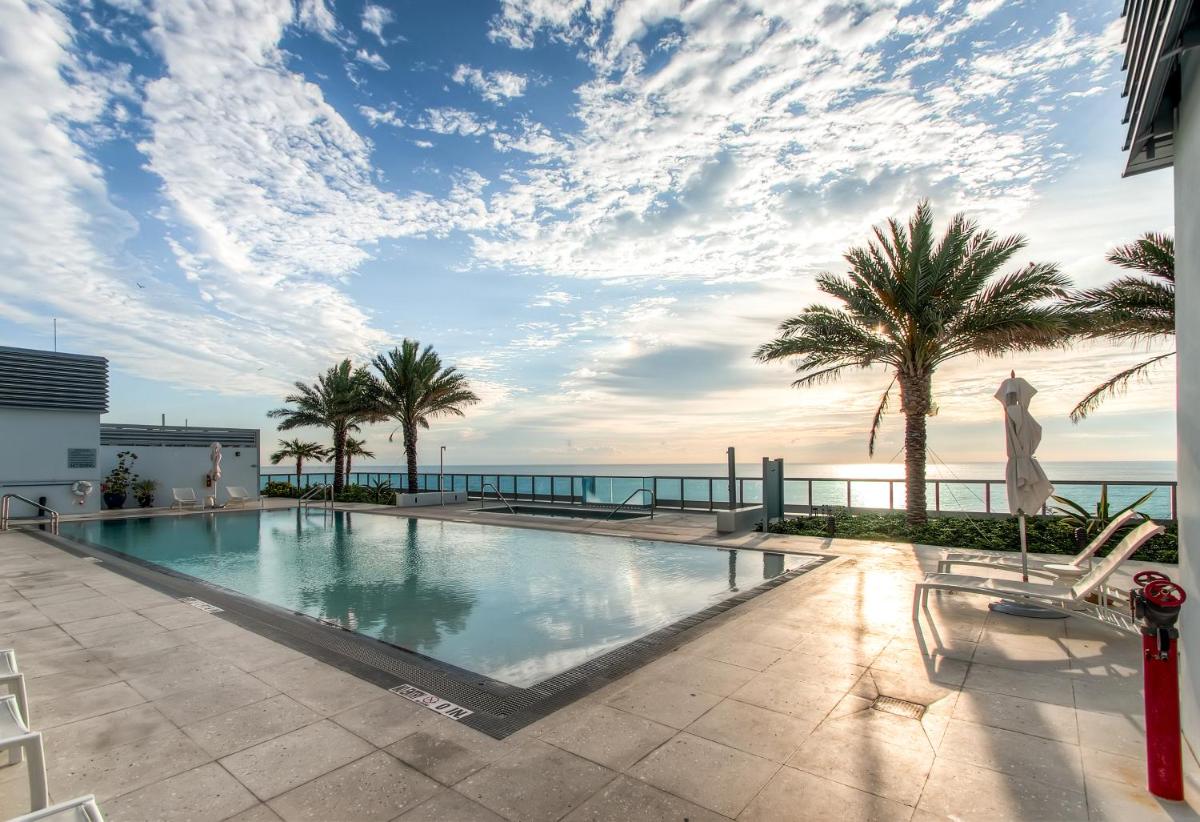Отель Bluebird Suites Monte Carlo Miami Beach