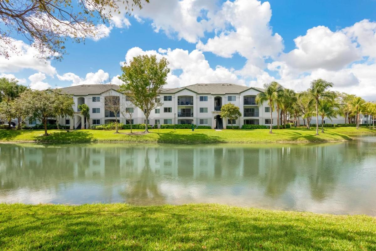 Апартаменты Bright and Modern Apartments at Palm Trace Landings in South Florida