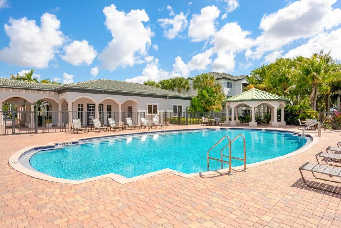 Апартаменты Bright and Modern Apartments at Palm Trace Landings in South Florida