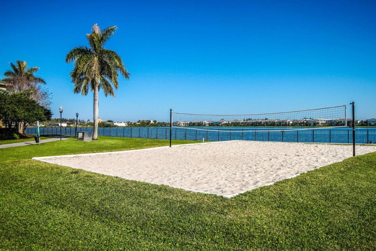 Апартаменты Bright and Modern Apartments at Palm Trace Landings in South Florida