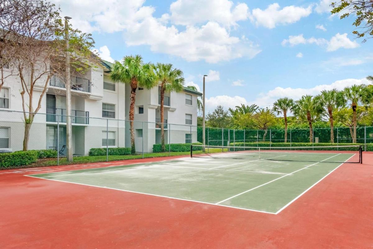 Апартаменты Bright and Modern Apartments at Palm Trace Landings in South Florida