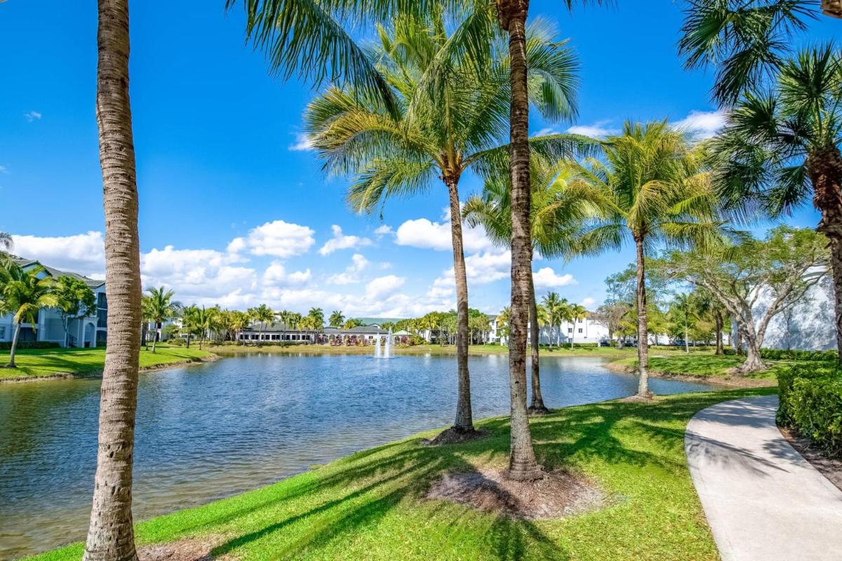 Апартаменты Bright and Modern Apartments at Palm Trace Landings in South Florida