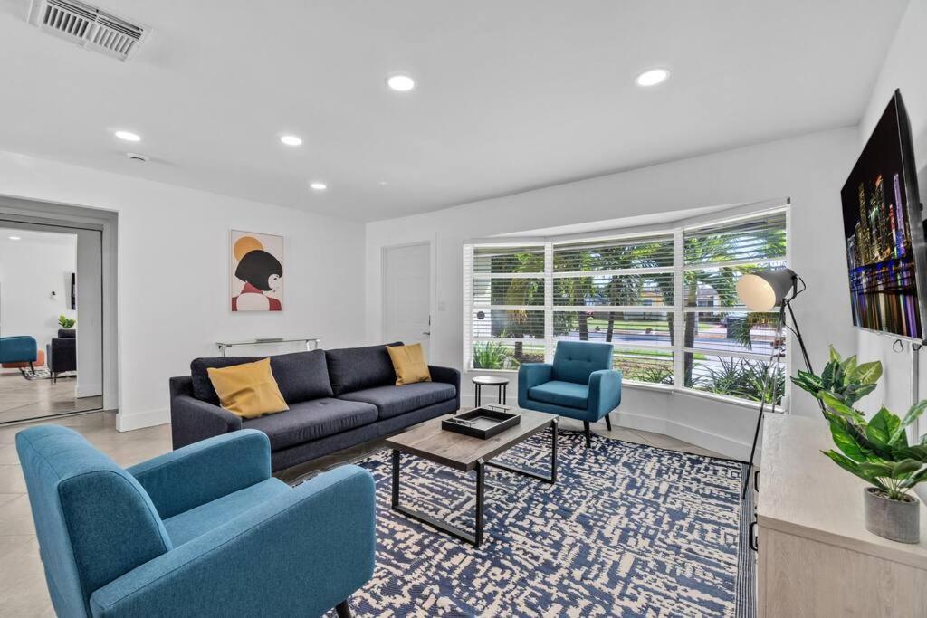 Апартаменты Bright and Stylish 4 bedroom Home with Private Pool