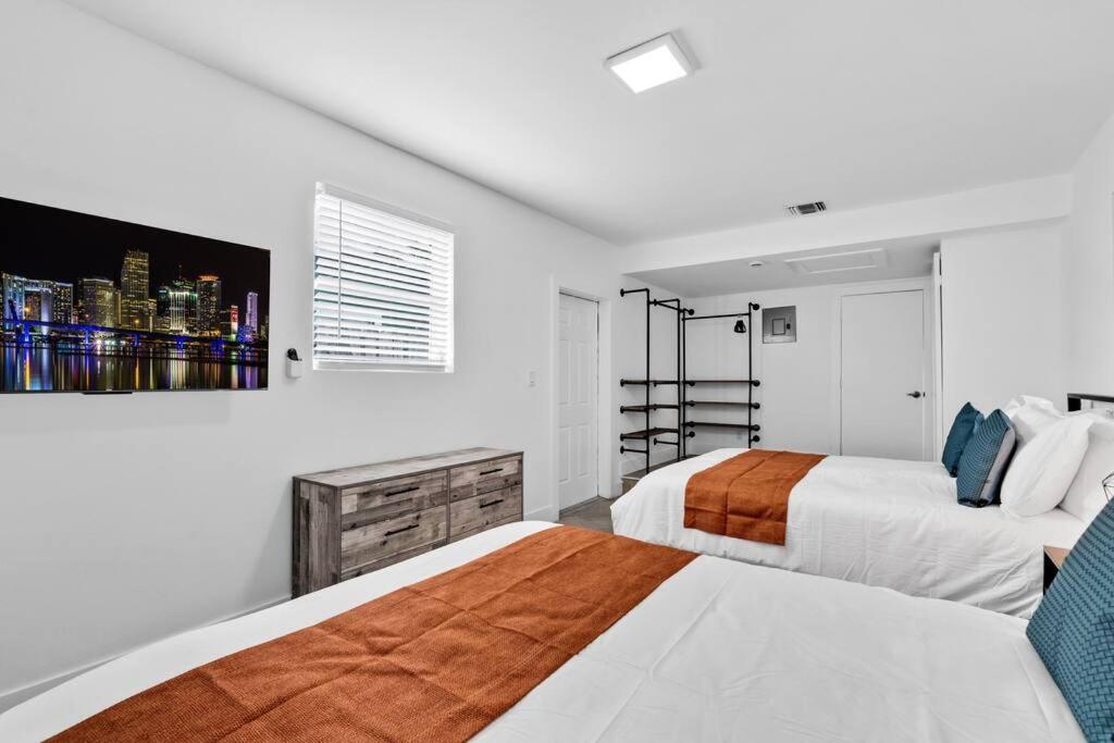 Апартаменты Bright and Stylish 4 bedroom Home with Private Pool