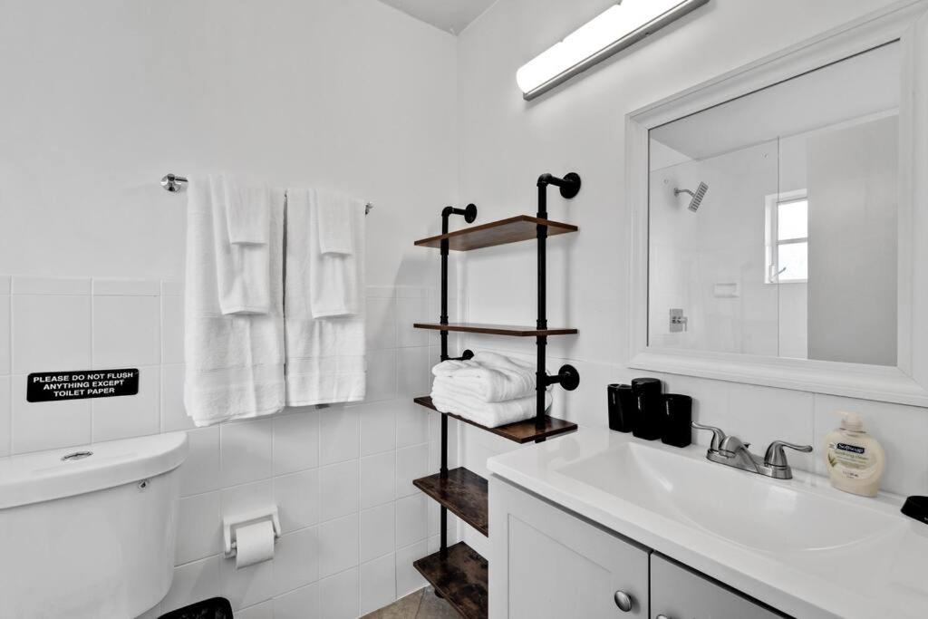 Апартаменты Bright and Stylish 4 bedroom Home with Private Pool