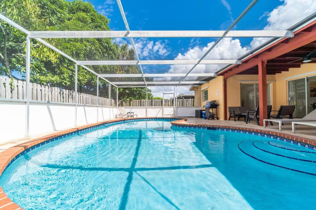 Апартаменты Bright and Stylish 4 bedroom Home with Private Pool