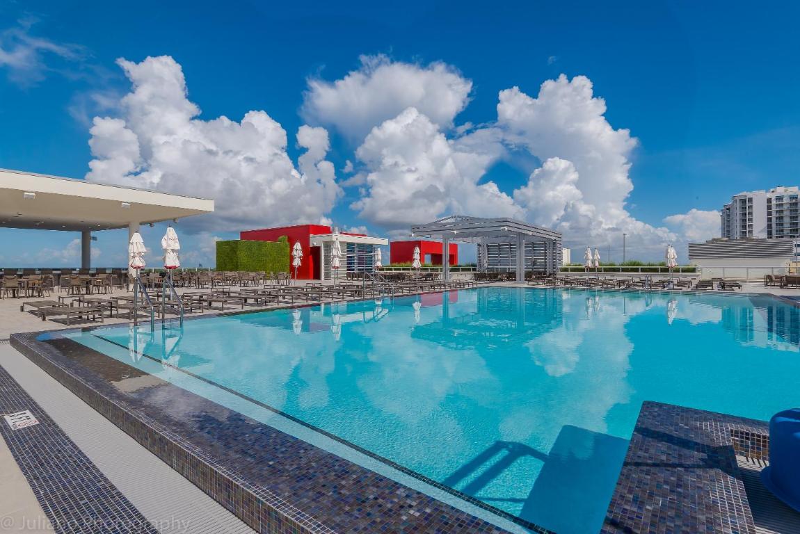 Отель CH Luxury Condos & Studios On The Beach
