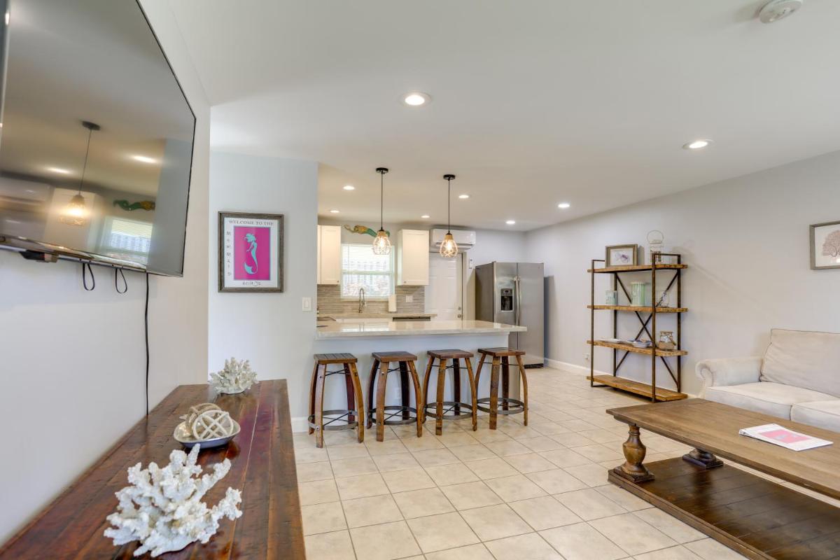 Апартаменты Coastal Townhome with Patio about 2 Mi to Beach!