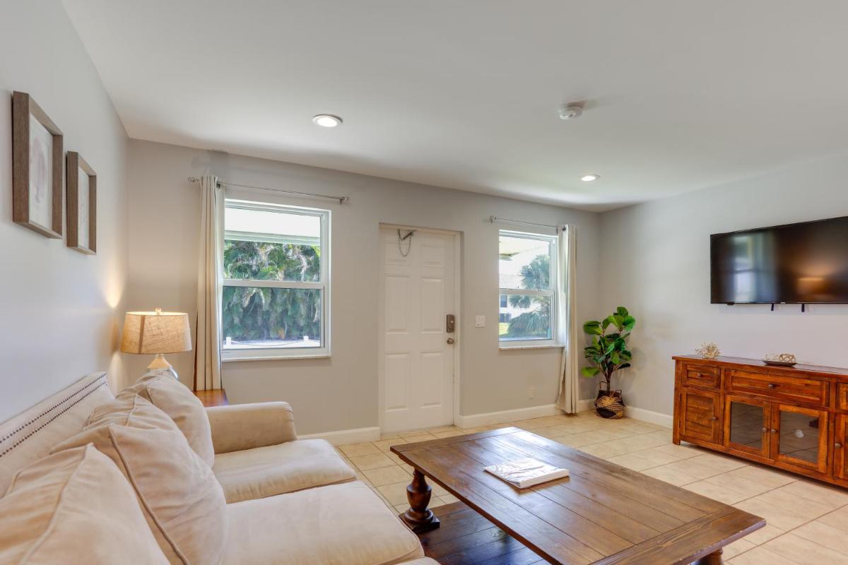 Апартаменты Coastal Townhome with Patio about 2 Mi to Beach!