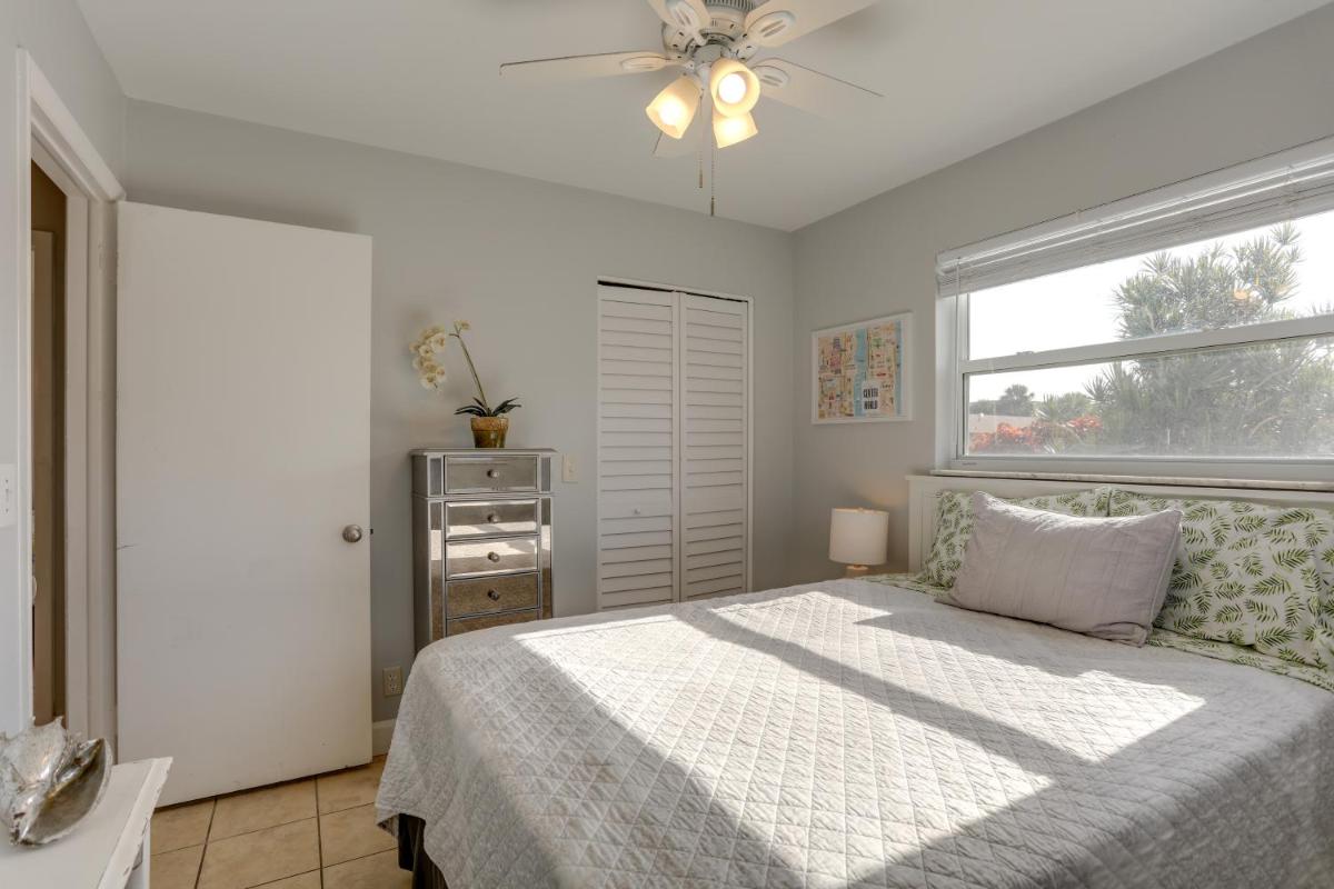 Апартаменты Coastal Townhome with Patio about 2 Mi to Beach!