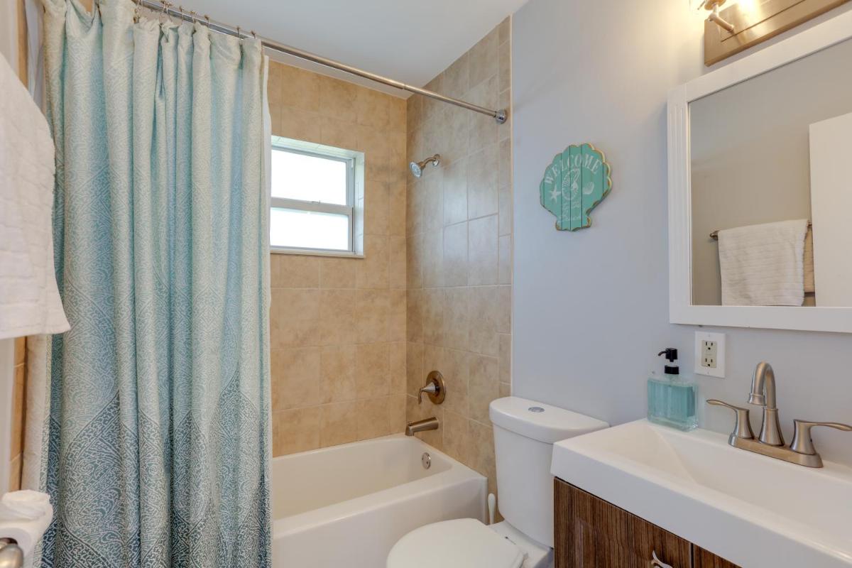 Апартаменты Coastal Townhome with Patio about 2 Mi to Beach!
