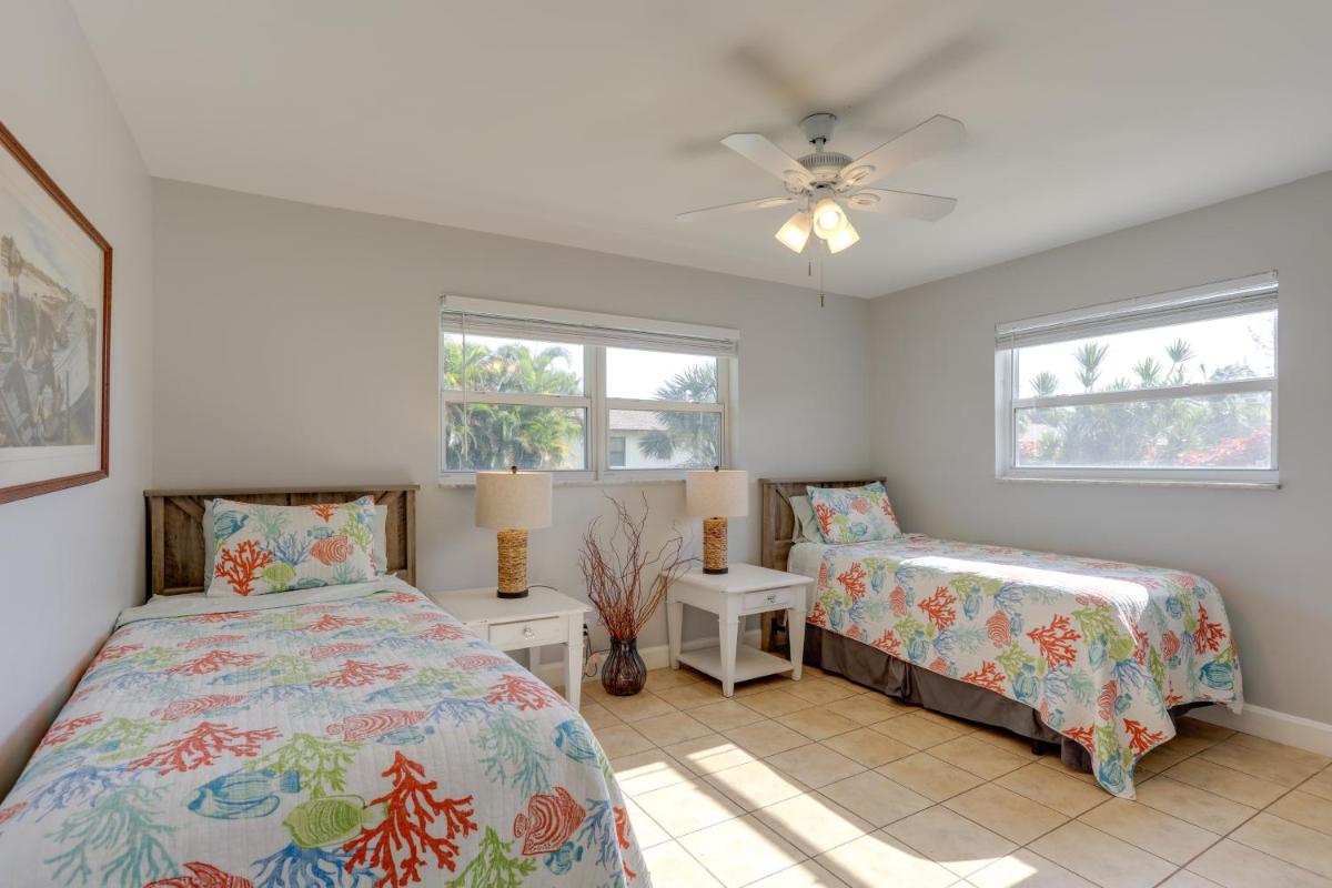 Апартаменты Coastal Townhome with Patio about 2 Mi to Beach!