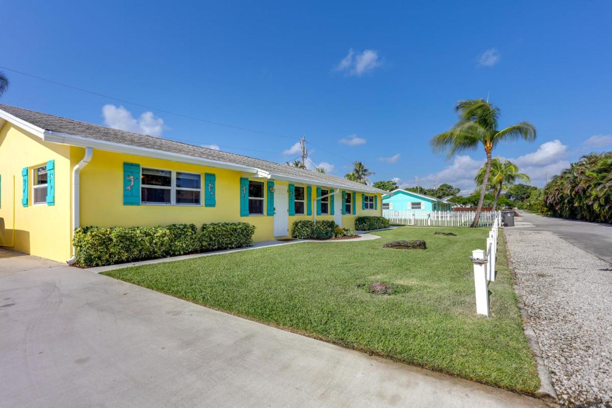 Апартаменты Coastal Townhome with Patio about 2 Mi to Beach!