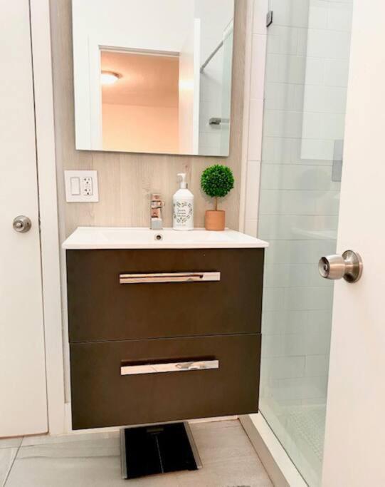 Апартаменты Cocont Grove, walking distance to everything!