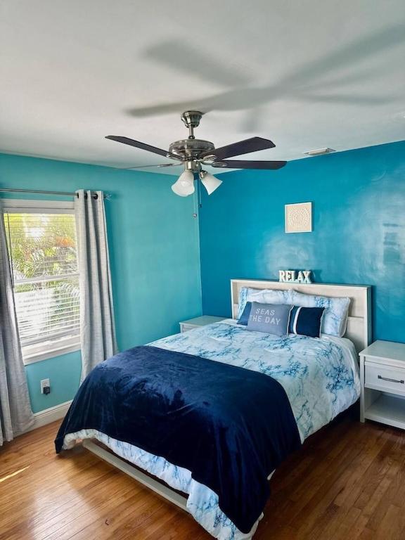 Апартаменты Comfy home minutes from warm sandy beaches and popular restaurants!