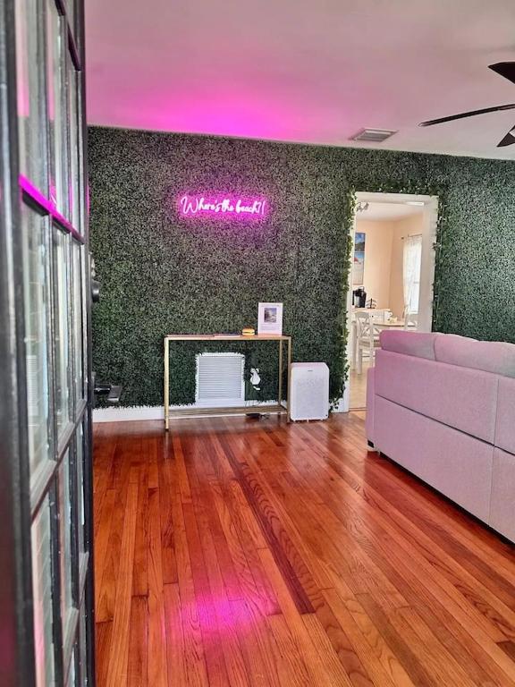 Апартаменты Comfy home minutes from warm sandy beaches and popular restaurants!