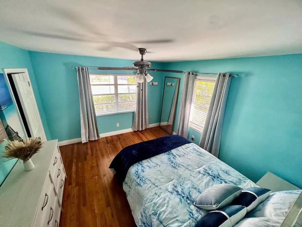 Апартаменты Comfy home minutes from warm sandy beaches and popular restaurants!
