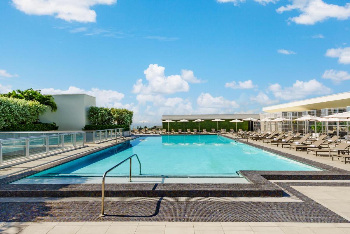 Отель Costa Hollywood Beach Resort — An All Suite Hotel