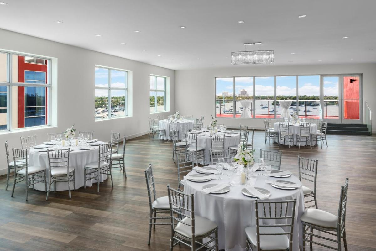 Отель Costa Hollywood Beach Resort — An All Suite Hotel