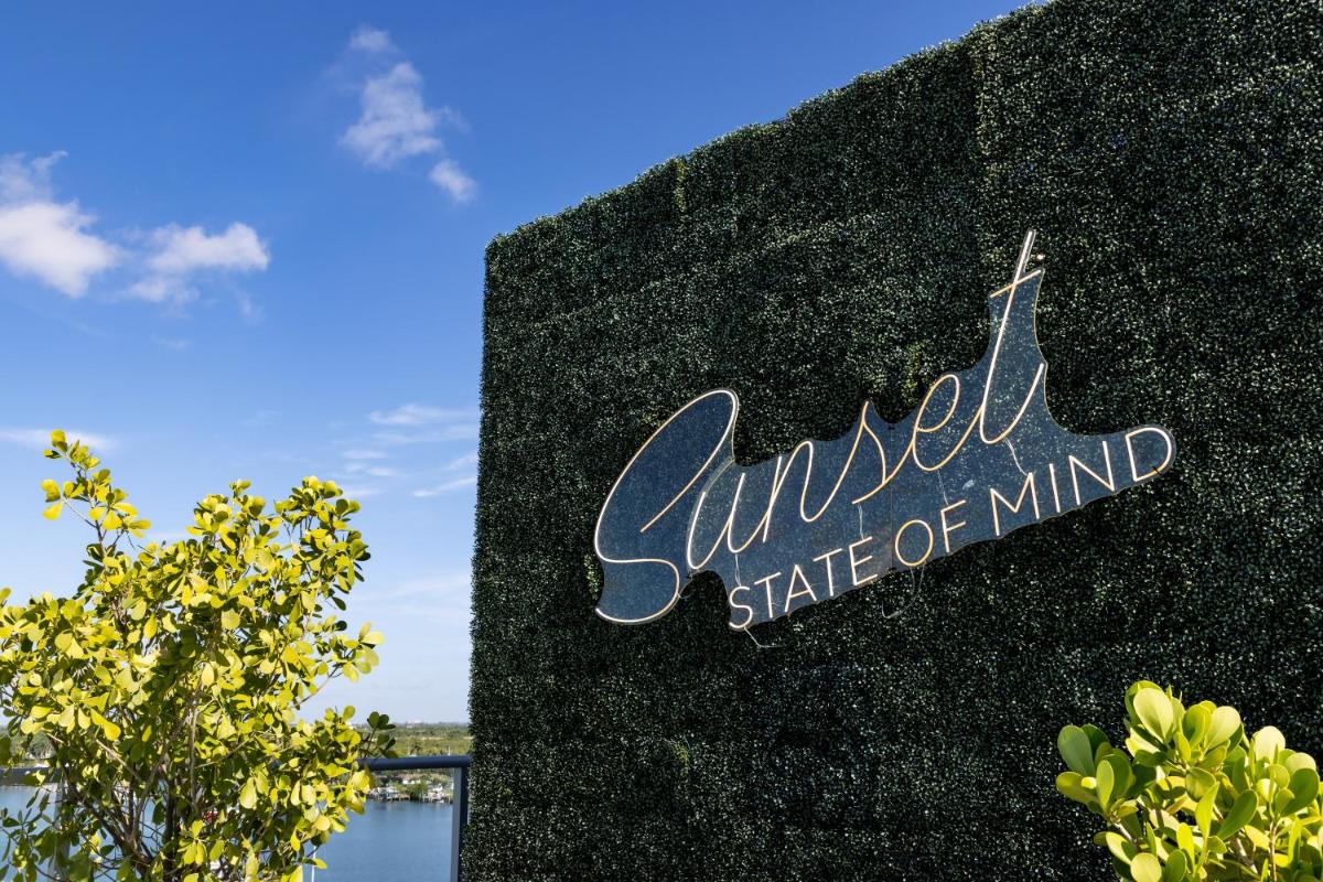 Отель Costa Hollywood Beach Resort — An All Suite Hotel