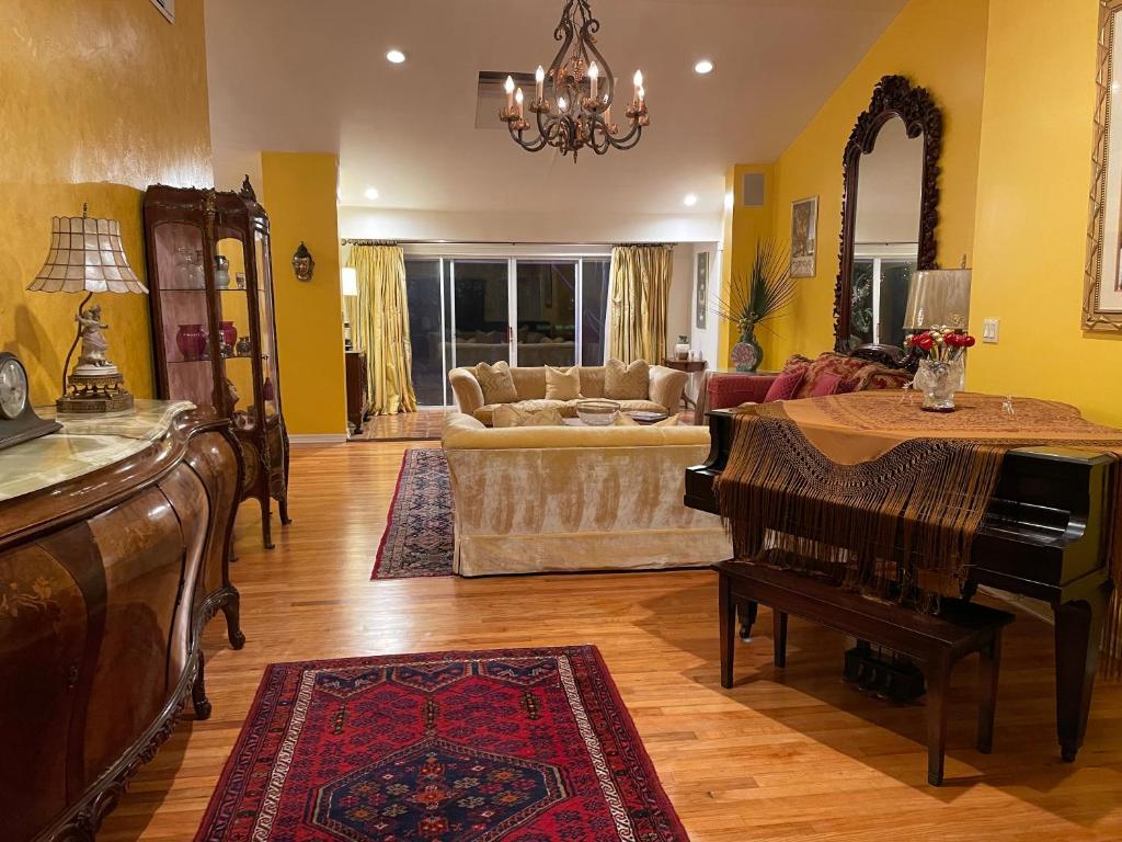 Апартаменты Cozy House 3 large bedrooms 3full bath and king beds