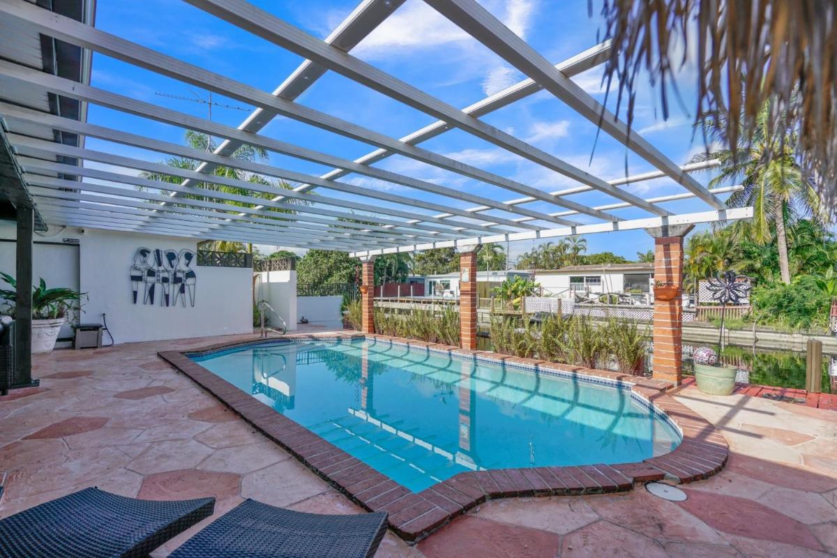 Апартаменты Crush’s Waterfront Oasis Home with Private Pool home