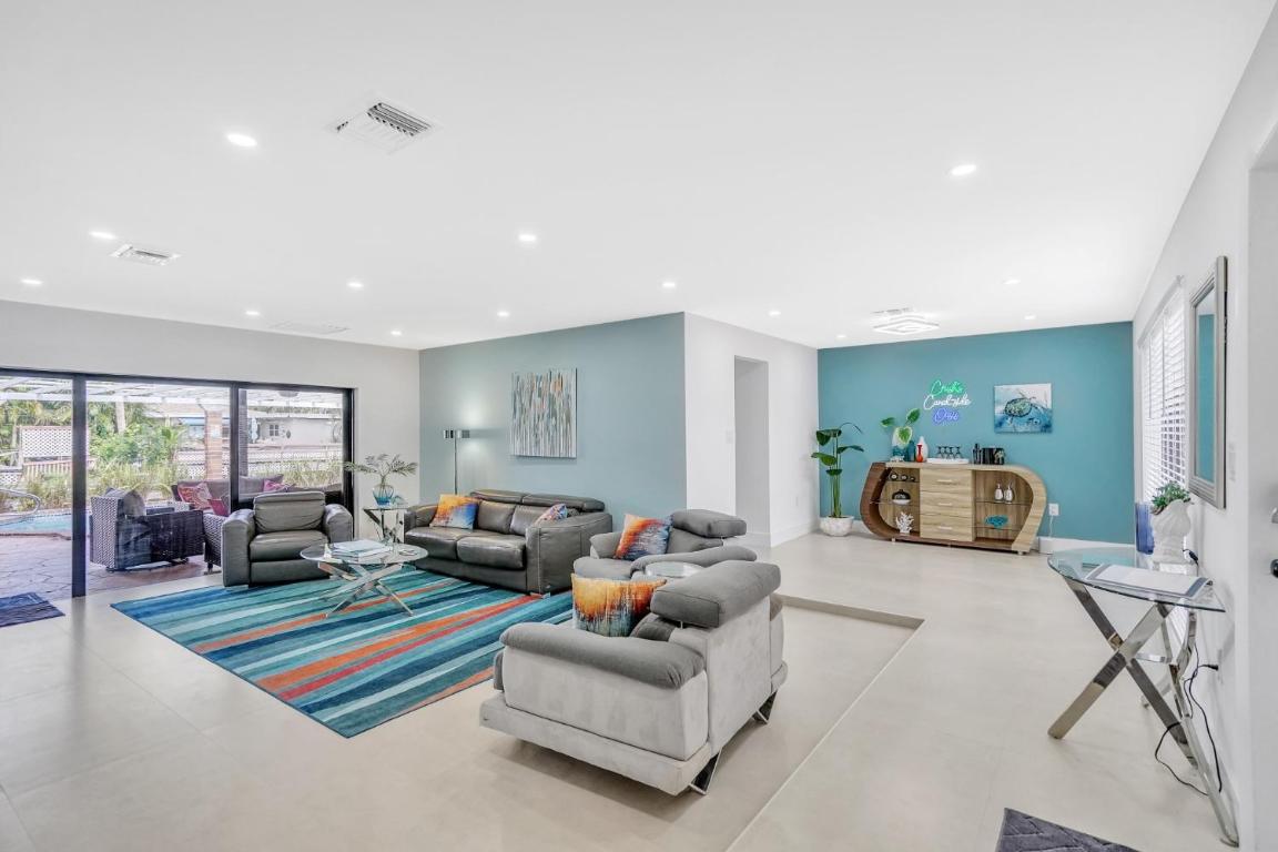 Апартаменты Crush’s Waterfront Oasis Home with Private Pool home
