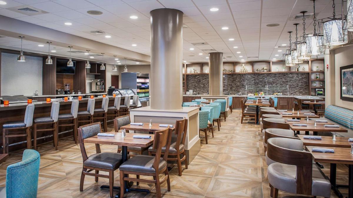 Отель DoubleTree by Hilton Hotel West Palm Beach Airport