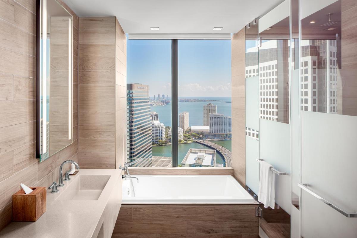 Отель EAST Miami