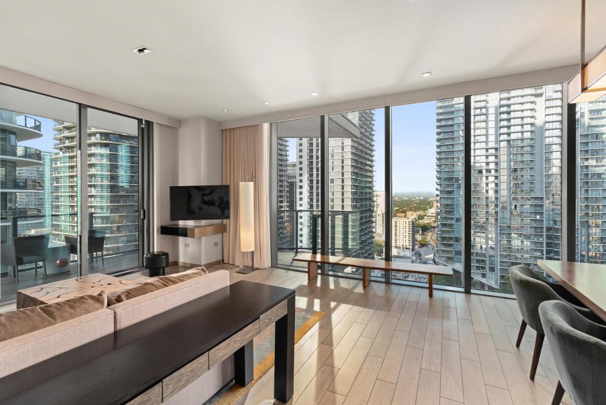 Отель EAST Miami