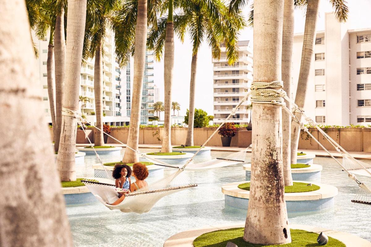 Отель Four Seasons Hotel Miami