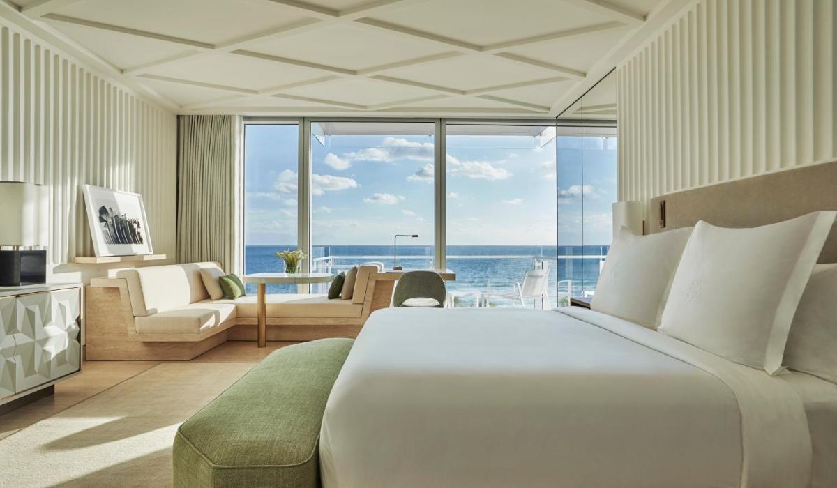 Отель Four Seasons Hotel at The Surf Club