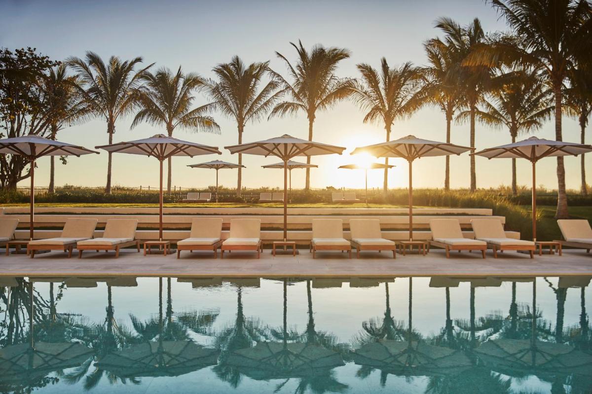 Отель Four Seasons Hotel at The Surf Club