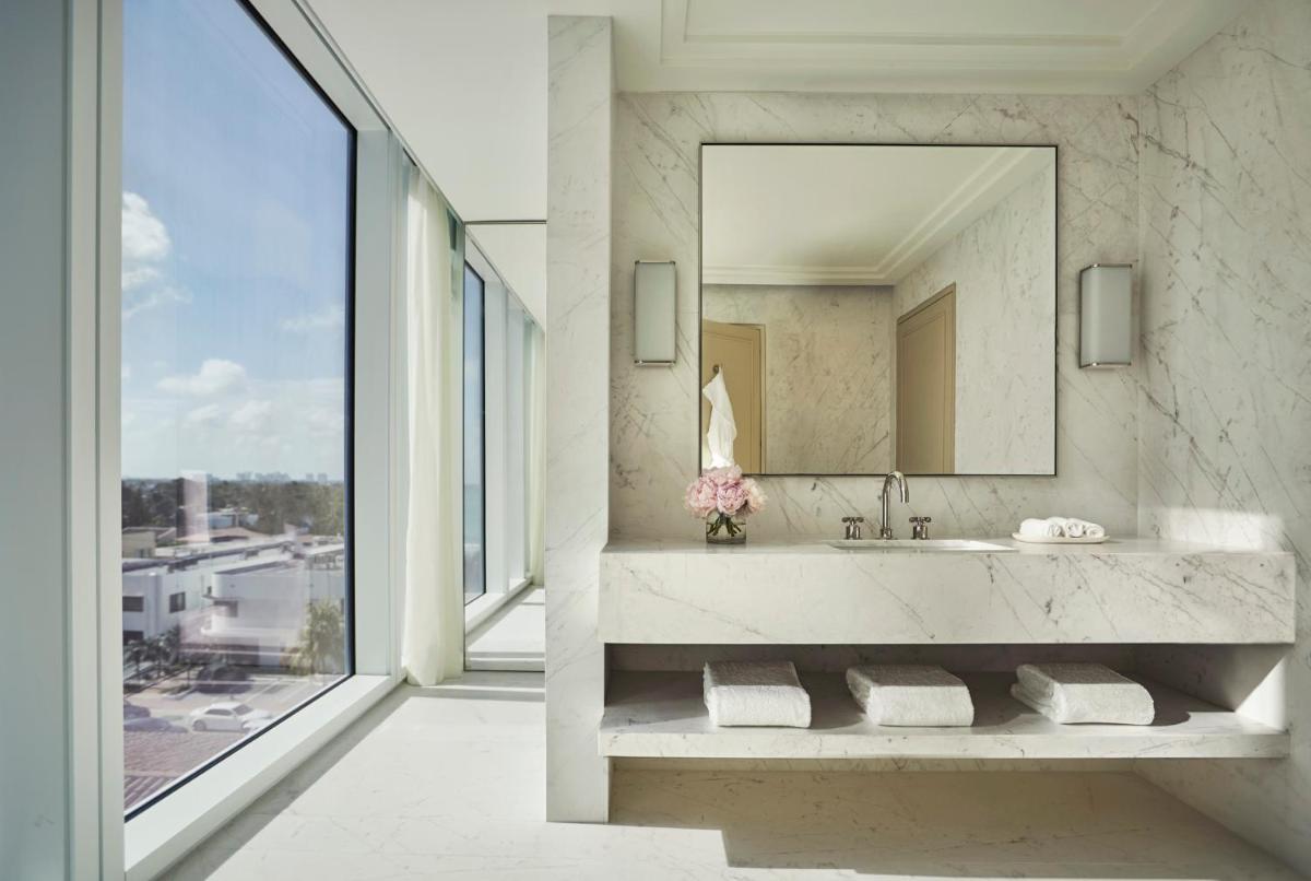 Отель Four Seasons Hotel at The Surf Club