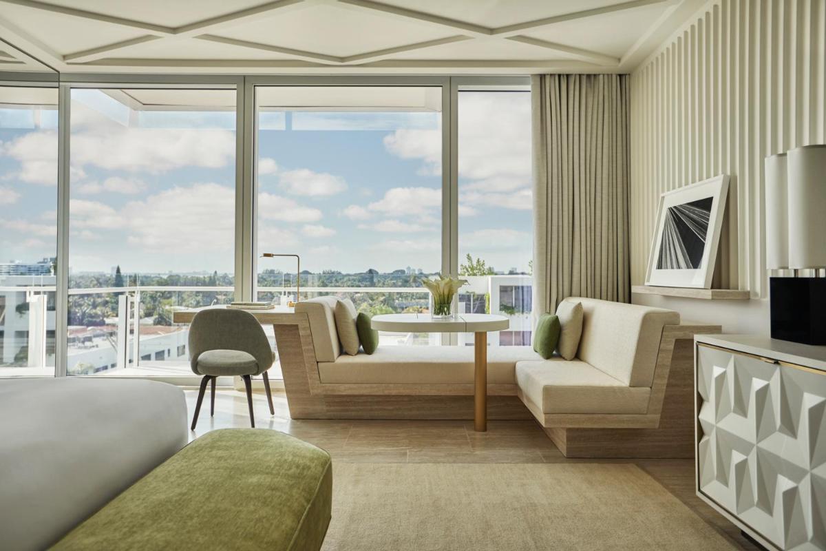 Отель Four Seasons Hotel at The Surf Club