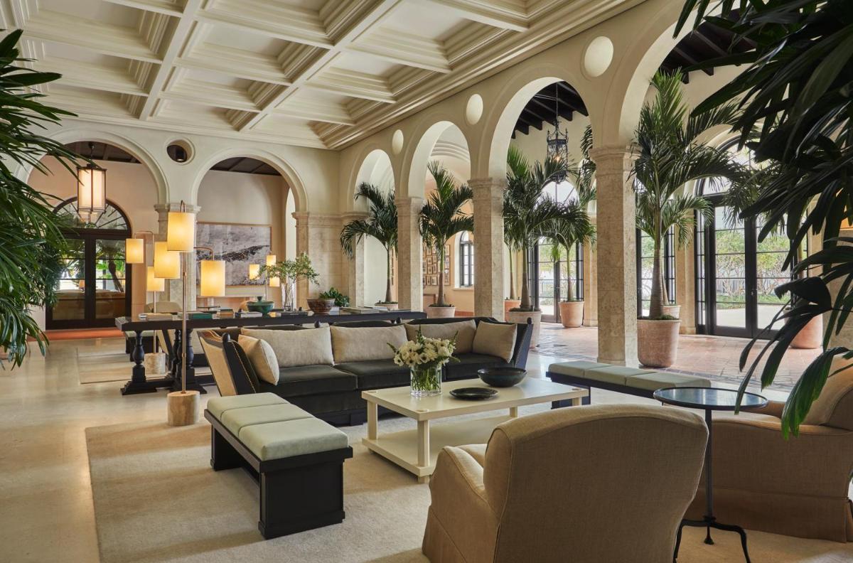 Отель Four Seasons Hotel at The Surf Club