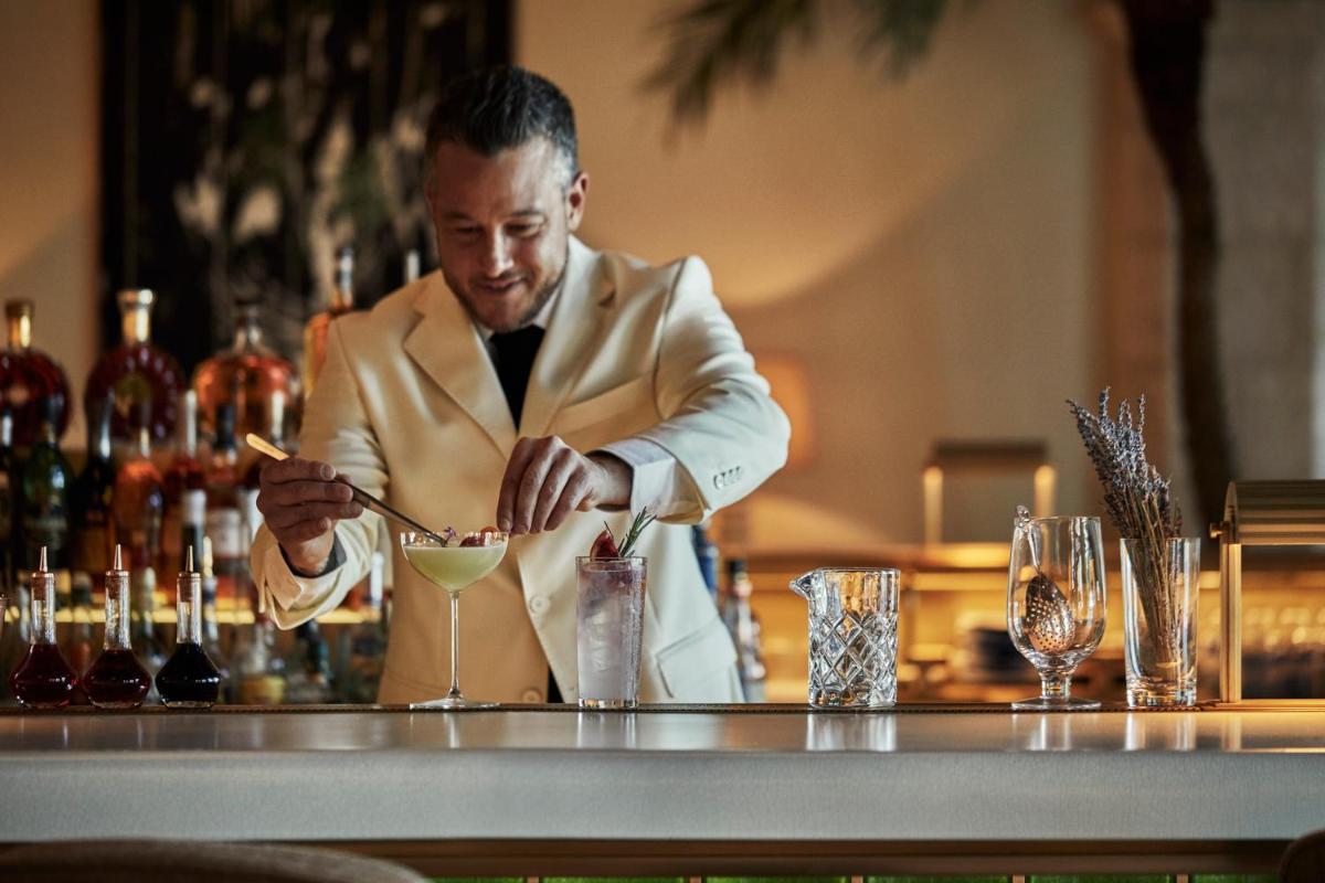 Отель Four Seasons Hotel at The Surf Club