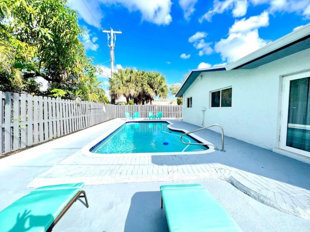 Апартаменты Fun Pool Home with ping pong near Beaches and Airport
