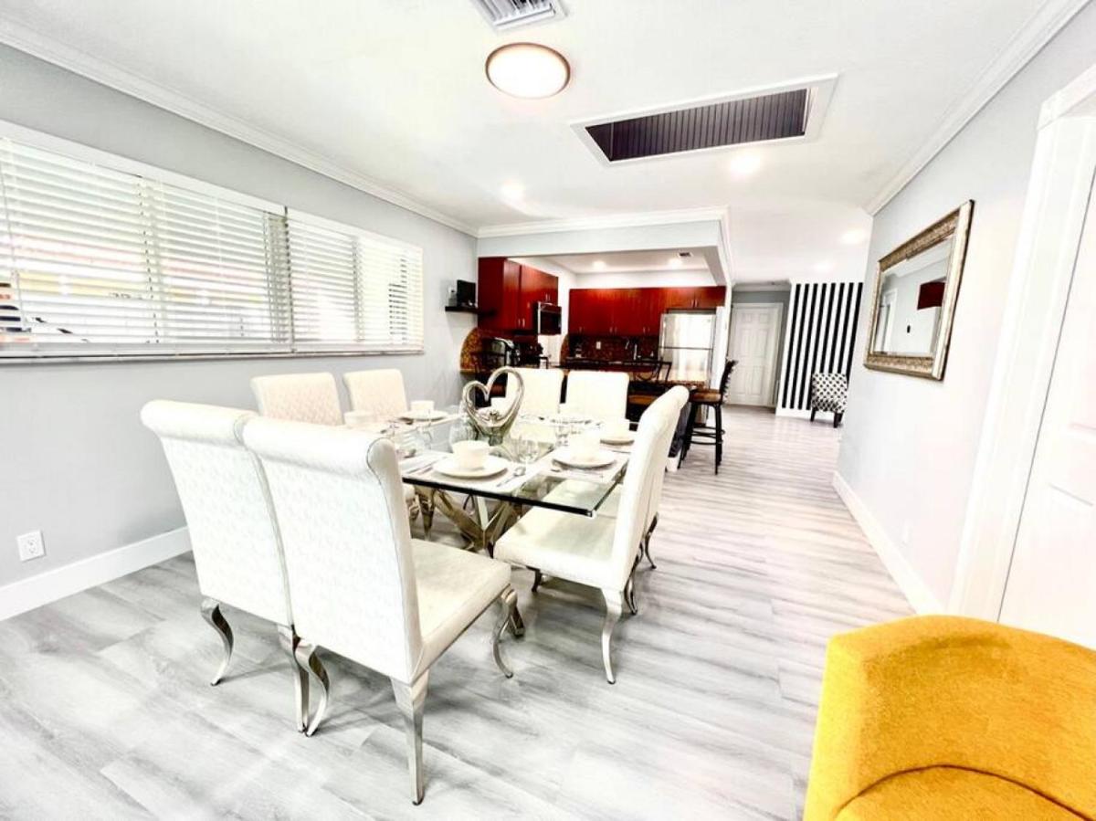 Апартаменты Fun Pool Home with ping pong near Beaches and Airport