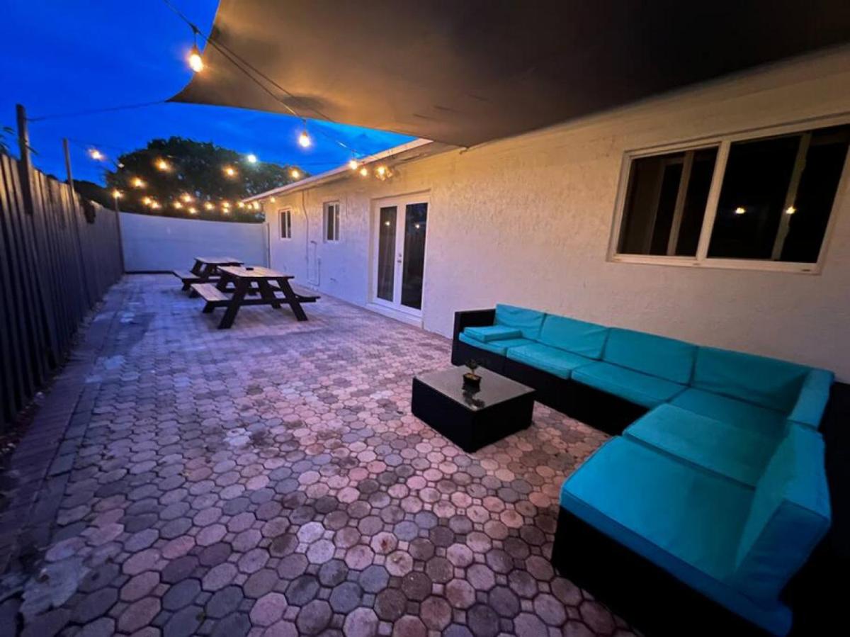 Апартаменты Fun Pool Home with ping pong near Beaches and Airport