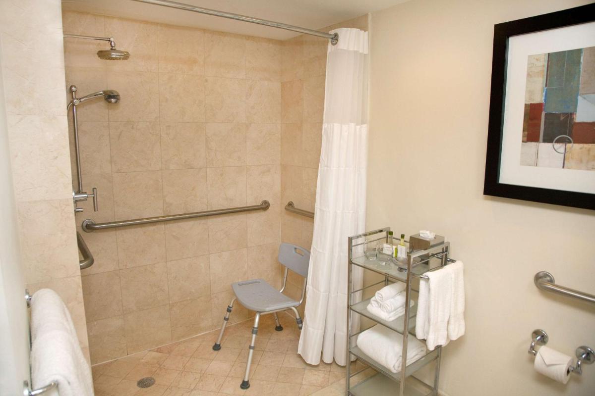 Отель GALLERYone — a DoubleTree Suites by Hilton Hotel